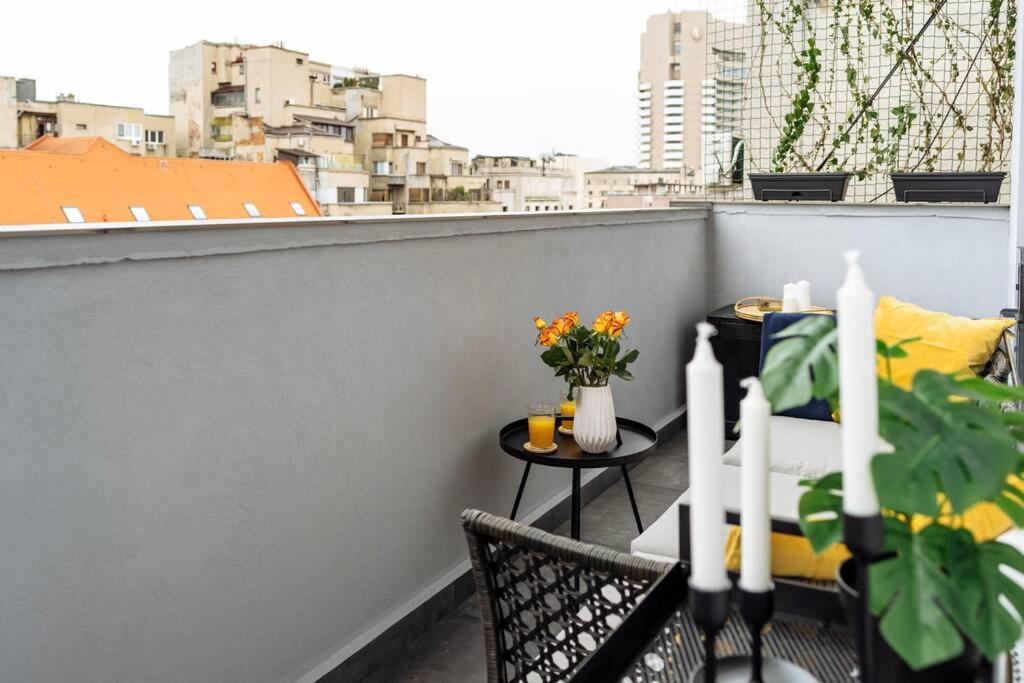 Amazing City View - Terrace+Netflix - City Center บูคาเรสต์ ภายนอก รูปภาพ
