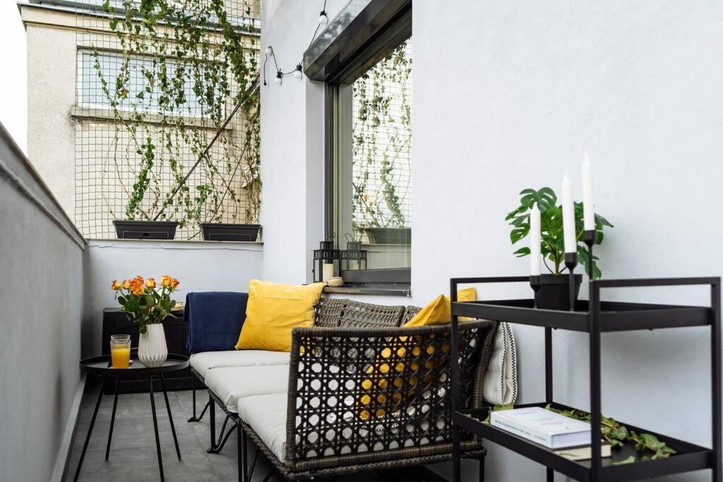 Amazing City View - Terrace+Netflix - City Center บูคาเรสต์ ภายนอก รูปภาพ